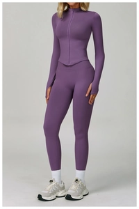 Détail de l'ensemble de yoga sans couture violet avec passants de pouce et ourlet courbé