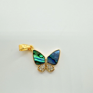 Détail du pendentif papillon doré 18K avec incrustation de nacre bleue et zircons