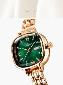 Gros plan détaillé d'une montre de luxe pour femme en or rose avec cadran en nacre verte