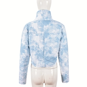 Détail de la veste courte tie-dye bleu clair avec col montant et vue arrière sur mannequin