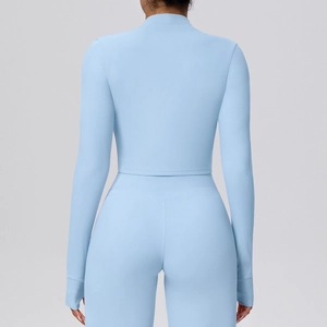 Rückansicht von hellblauem Langarm-Yoga-Crop-Top und High-Waist-Leggings an einem Model