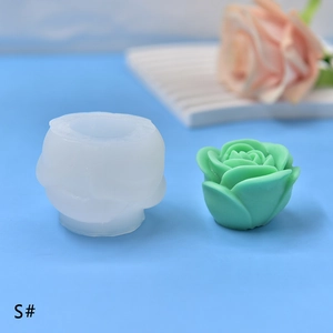 Makroansicht der kleinen Rosen-Silikonform für die Herstellung von Seifen und Kerzen