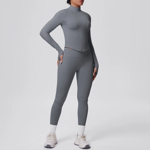 Vista macro del set yoga grigio scuro con giacca con zip a collo alto e leggings aderenti