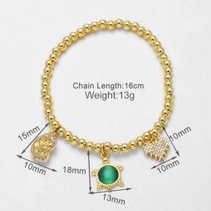 Detailansicht eines Goldperlenarmbands mit Muschel, grünem Opal-Schildkröte und Herz-Anhängern