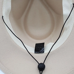 Vue détaillée de la doublure 65% coton 35% polyester et du cordon réglable du chapeau