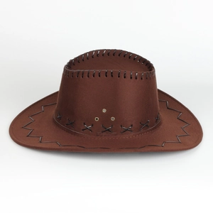 Vue détaillée d'un chapeau de cowboy en daim marron avec surpiqûres noires et œillets en métal