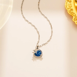 Collier minimaliste en acier titane avec pendentif planète bleue et étoiles