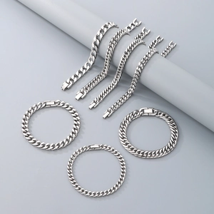 Detailaufnahme verschiedener Breiten von silbernen Edelstahl-Panzerarmbändern im Set