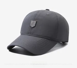 Detailansicht des grauen atmungsaktiven Stoffes und Logo-Stickerei auf der Baseballkappe