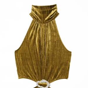 Elegante top a collo alto in velluto dorato con una fibbia decorativa in strass lucidi