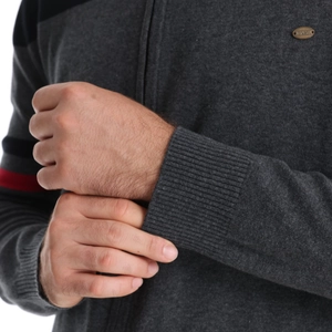 Détail du cardigan en maille gris foncé pour homme avec poignets et logo métal