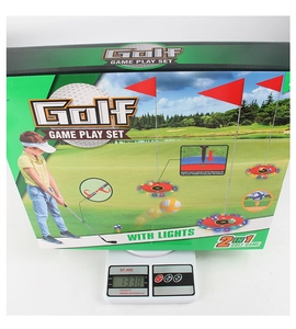 Détail de l'ensemble de golf pour enfants sur une balance numérique pesant 1338g