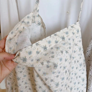 Détail de la texture en coton fleuri et des coutures sur le sac en bandoulière