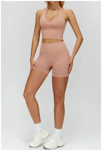 Nahtloses Nude-Rosa Neckholder-Yoga-Top und High-Waist-Shorts für das Fitnesstraining
