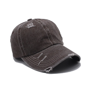 Berretto da baseball vintage in denim marrone lavato con strappi e cuciture a contrasto