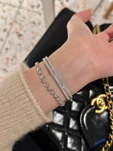 Gros plan d'un bracelet tennis en zircone étincelant et d'un jonc géométrique pour femmes