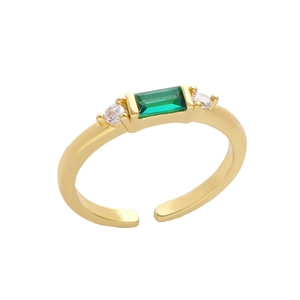 Minimalistische gouden open ring met rechthoekige groene zirkoon en zijsteentjes