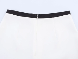 Détail du short blanc avec taille contrastée noire et fermeture éclair invisible au dos