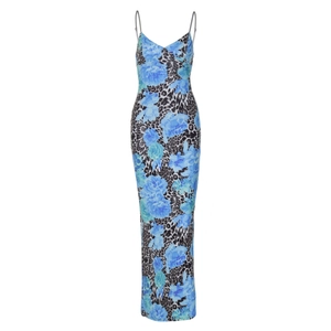 Détail de l'imprimé floral rose bleue sur motif léopard pour robe longue d'été ajustée