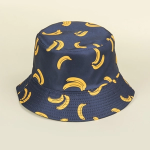 Vue détaillée du chapeau bob bleu marine avec imprimé bananes et texture en coton