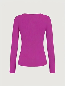 Dettaglio del retro di una maglia a maniche lunghe magenta slim-fit in tessuto a coste fine