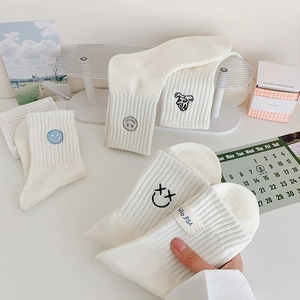 Weiße mittelhohe Baumwollsocken mit süßer Cartoon-Stickerei in minimalistischem Design