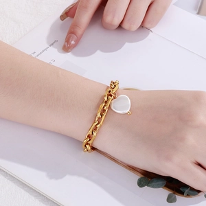 Vintage Goldarmband mit grober Kette und weißem Herzanhänger aus Muschel für Damen