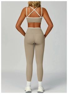 Vista posteriore del set yoga con spalline incrociate bianche a contrasto sul top