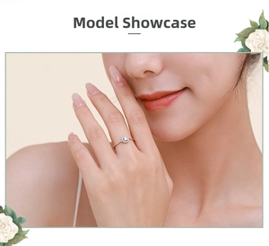 Detail of s925 silver ring featuring a 1 carat square princess cut simulated diamond