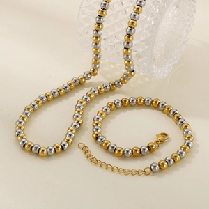 Détail de l'ensemble bijoux en perles or et argent 18K avec fermoir mousqueton