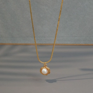 Elegant gold chain necklace featuring a minimalist freshwater pearl flower pendant design