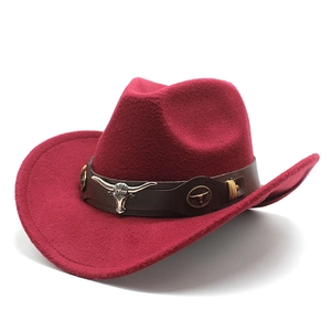 Vue détaillée d'un chapeau de cowboy bordeaux en feutre avec bande en cuir et tête de taureau
