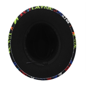 Dettaglio della stampa graffiti colorata sulla tesa di un cappello fedora in feltro nero