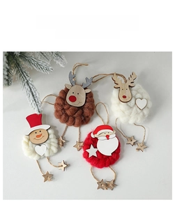 Detail von vier handgefertigten Filz-Weihnachtsanhängern mit Rentier und Weihnachtsmann