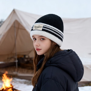 Bonnet en maille rayé noir et blanc unisexe avec écusson pour l'hiver et le ski