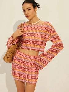 Détail de l'ensemble haut court et mini-jupe en dentelle au crochet colorée