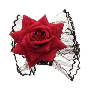 Bracelet élégant avec rose en tissu rouge foncé et dentelle noire style gothique