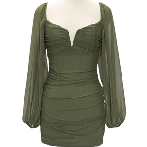 Robe courte sexy en maille vert armée à col en V avec manches longues et fronces