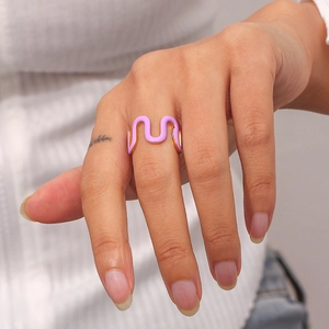 Fashionable wave-shaped 18K gold-plated stainless steel ring in purple oil drop finish
