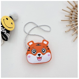 Detail der süßen orangefarbenen Tiger-Umhängetasche für Kinder mit weißem gewebtem Riemen