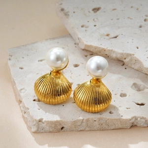 Élégantes boucles d'oreilles coquillage en or 18K avec perles d'eau douce pour femme