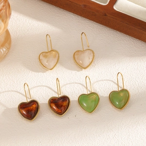 Trois paires de boucles d'oreilles cœur vintage en or avec incrustations de résine