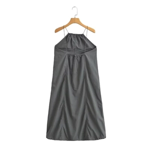 Détail d'une robe grise dos nu avec de fines bretelles et un design plissé au dos