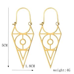 Détail montrant les dimensions des boucles d'oreilles triangles géométriques dorées