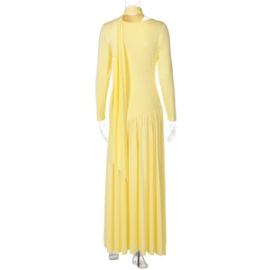 Détail de la robe longue jaune pâle à manches longues avec col écharpe et jupe plissée