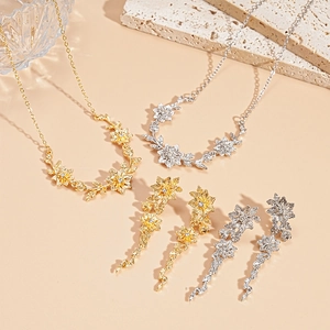 Parure collier et boucles d'oreilles pendantes fleurs et feuilles en métal et cristaux