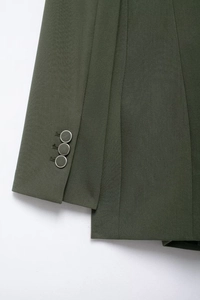 Détail des poignets d'un blazer vert armée avec trois boutons métalliques argentés