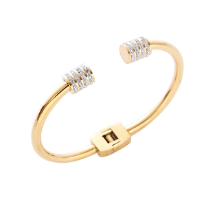 Bracelet jonc en acier doré poli avec des extrémités cylindriques serties de cristaux