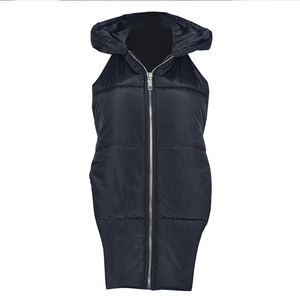 Détail du gilet matelassé noir long à capuche avec fermeture éclair et coutures horizontales