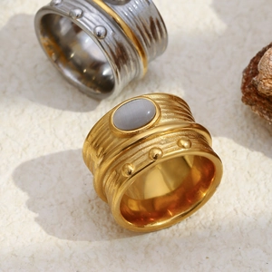 Détail macro d'une bague vintage plaquée or 18 carats avec métal texturé et œil-de-chat
